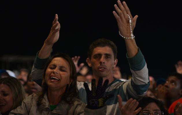 Des jeunes en prière le 27 juillet 2013 sur la place de Copacabana à Rio [Gabriel Bouys / AFP]