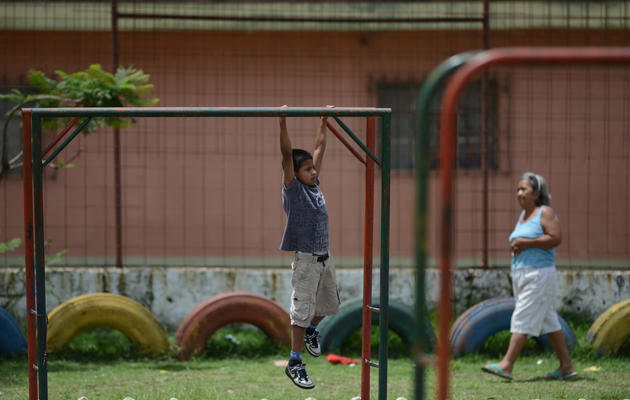 Un garçonnet joue dans un parc à Valle del Sol, près de la capitale guatémaltèque, le 23 juin 2013 [Johan Ordonez / AFP]
