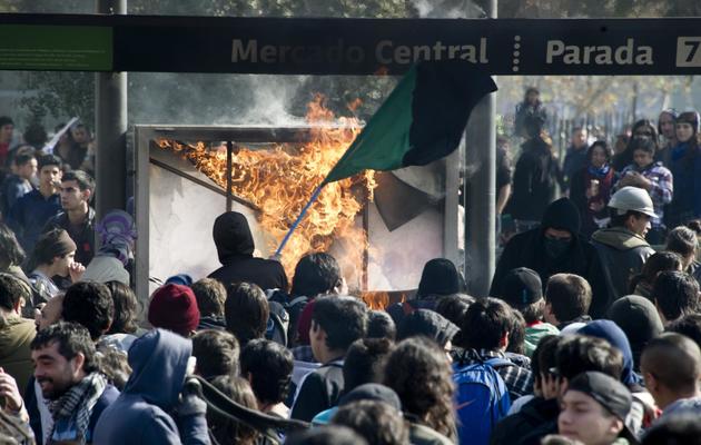 Des manifestants mettent le feu à un abri bus le 11 juillet 2013 à Santiago du Chili [Martin Bernetti / AFP]