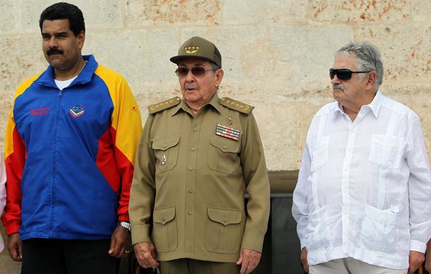 Le président cubain Raul Castro (c) et ses homologues vénézuélien Nicolas Maduro (g) et uruguayen José Mujica (d), le 26 juillet 2013 à Santiago de Cuba [Alejandro Ernesto / POOL/AFP/Archives]