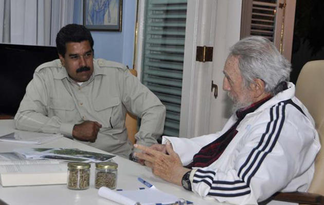 Photo téléchargée le 27 juillet 2013 depuis le compte Twitter du Ministre vénézuélien de la Communication Ernesto Villegas, montrant le président du Venezuela Nicolas Maduro (g) et l'ex-président cubain Fidel Castro, lors d'une rencontre à Cuba [- / @villegasPoljakE/AFP/Archives]