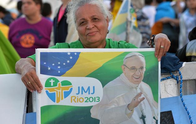 Une fidèle avec la photo du pape le 27 juillet 2013 sur la plage de Copacabana à Rio [Luca Zennaro / /AFP]