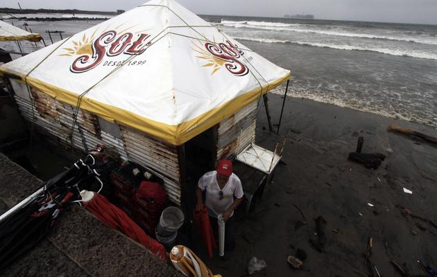 Des vendeurs de plage à Veracruz se préparent à l'arrivée de l'ouragan Ingrid, le 14 septembre 2013 [Koral Carballo / AFP/Archives]