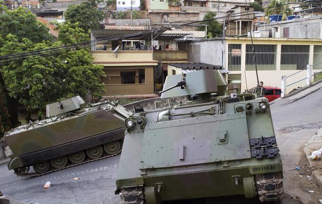 Un char dans une favela de Rio le 6 octobre 2013 [Christophe Simon / AFP]