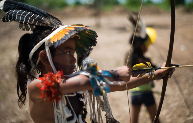 Des enfants de la tribu Umutina jouent avec un arc avant la visite du ministre des Sports brésilien Aldo Rebelo à l'occasion des 12e Jeux indigènes de Cuiaba, le 13 novembre 2013 [ / AFP/Archives]