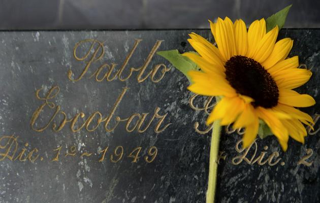 Une fleur sur la tombe de Pablo Escobar le 2 décembre 2013 à Medellin [Raul Arboleda / AFP]