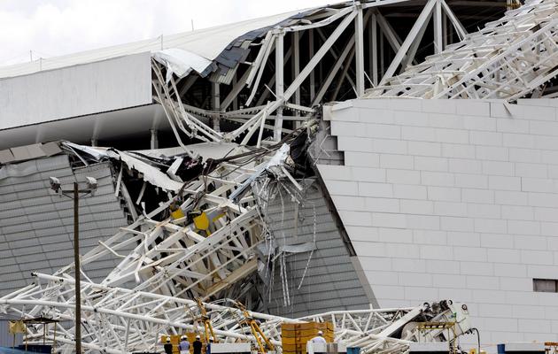 Les dégâts sur le chantier du stade Itaquerao de Sao Paulo après la chute d'une grue, le 27 novembre 2013 [Miguel Schincariol / AFP/Archives]