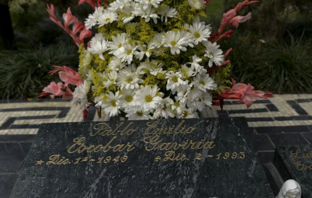 Des fleurs et une photo de Pablo Escobar sur sa tombe le 29 novembre 2013 à Medellin [Raul Arboleda  / AFP]