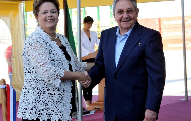 La présidente brésilienne Dilma Rousseff et le président cubain Raul Castro, lors de l'inauguration du mégaport de Mariel, le 27 janvier 2014 [ / www.cubadebate.cu/AFP]