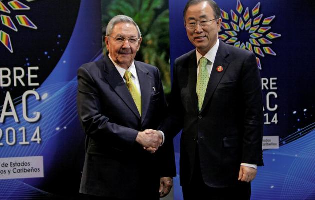 Le président cubain Raul Castro (g)et le secrétaire général de l'ONU, Ban Ki-moon, le 28 janvier 2014 lors du 2e sommet de la Celac à La Havane [ / www.cubadebate.cu/AFP]
