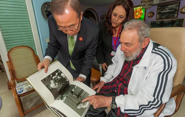 le Lider Maximo cubain Fidel Castro (d) et le secrétaire général de l'ONU, Ban Ki-moon, lors d'un entretien, le 29 janvier 2014 à La Havane [ / www.cubadebate.cu/AFP]