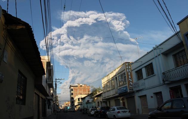 Un nuage de cendres et de vapeur s'échappe du volcan Tungurahua, le 1er février 2014 à Riobamba, en Equateur [ / Agence API/AFP]