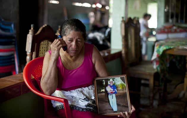 La mère de Jose Salvador Alvarenga, Maria Julia Alvarenga, à Garita Palmera, au Salvador le 4 février 2014 [Jose Cabezas / AFP]