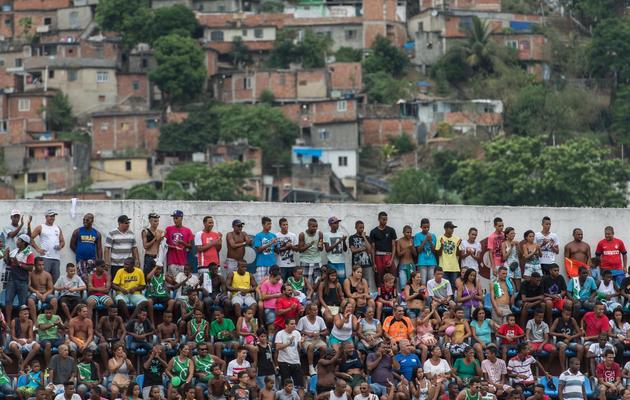 Des supporters assistent à la finale de la Coupe des favelas entre Vila Kennedy et Cidade de Deus, le 15 février 2014 à Rio de Janeiro [Yasuyoshi Chiba / AFP]
