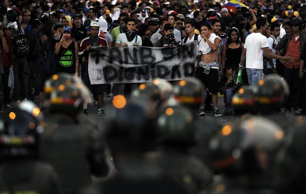 Des étudiants manifestent le 16 février à Caracas avec une banderole "Forces armées nationales bolivariennes sans dignité" [Leo Ramirez / AFP]