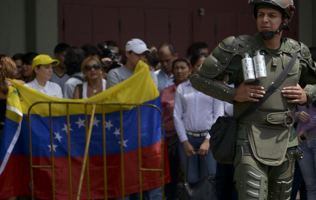 Des partisans de l'opposant Leopoldo Lopez devant le palais de justice, le 19 février 2014 à Caracas [Raul Arboleda / AFP]