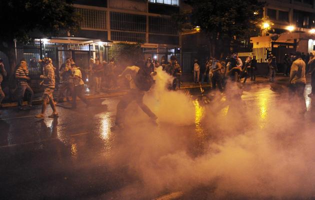 Affrontements entre manifestants et police à Caracas, le 19 février 2014 [Leo Ramirez / AFP]