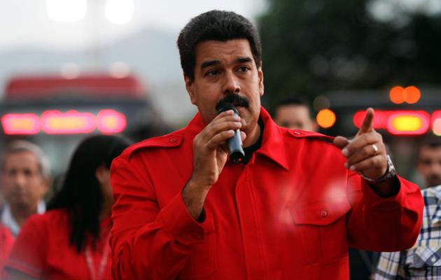 Le président vénézuélien Nicolas Maduro s'adresse aux personnes rassemblées devant le palais présidentiel, le 20 février 2014 à Caracas [ / Présidence vénézuélienne/AFP]