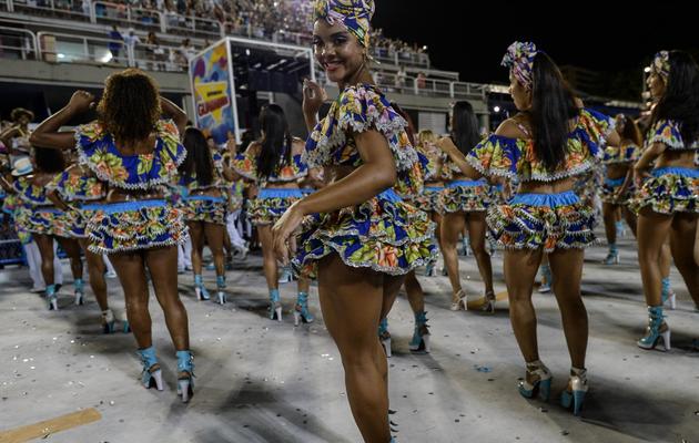 Des danseuses d'une école de samba répètent pour le défilé, au Sambodrome de Rio le 23 février 2014 [Yasuyoshi Chiba / AFP]