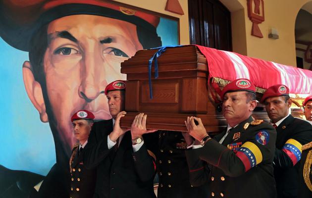 La garde d'honneur présidentielle vénézuélienne portant le cercueil du président Hugo Chavez à Caracas le 15 mars 2013 [Marcelo Garcia / Présidence/AFP/Archives]