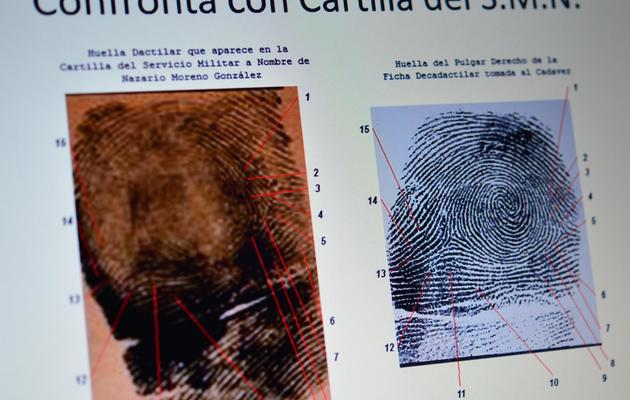 Un écran compare des empreintes digitales attribuées à Nazario Moreno, dit "El Chayo", lors d'une conférence de presse au ministère de l'Intérieur à Mexico le 9 mars 2014 [Yuri Cortez / AFP]
