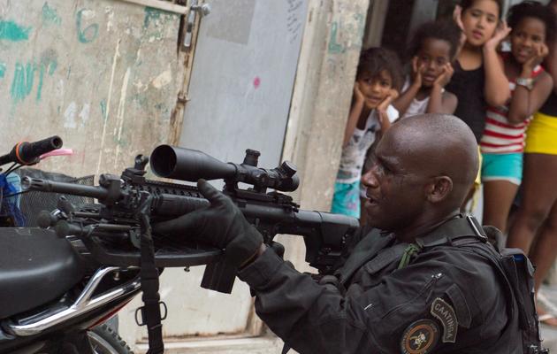 Un soldat dans l'ensemble de favelas de Maré, situé dans la banlieue nord de Rio de Janeiro, le 26 mars 2014 [Christophe Simon / AFP/Archives]