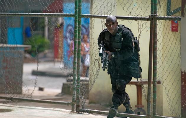 Un paramilitaire brésilien lors d'une opération de recherches d'armes dans une favela de Rio le 26 mars 2014 [Christophe Simon / AFP]