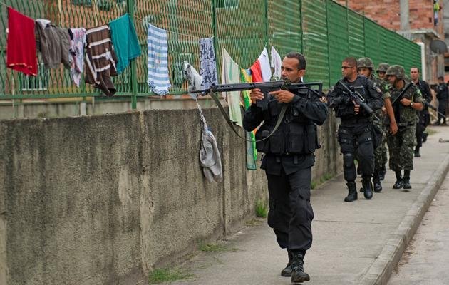 Des paramilitaires brésiliens menent une opération de recherche d'armes dans une favela de Rio le 26 mars 2014 [Christophe Simon / AFP]