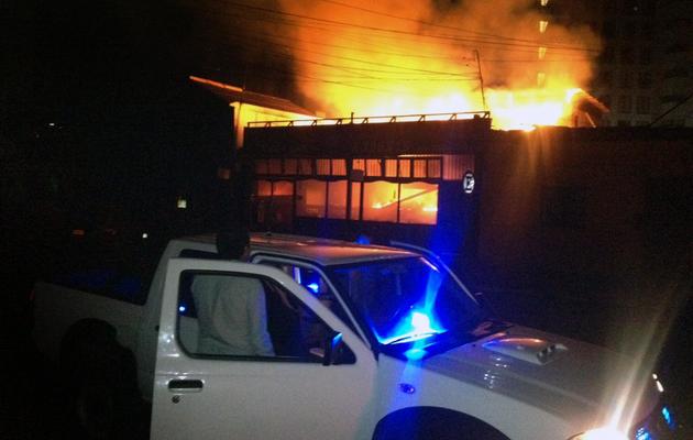 Un restaurant de bord de mer en flammes après un séisme de magnitude 8,2, à Iquique, au Chili, le 1er avril 2014 [Aldo Solimano / AFP]