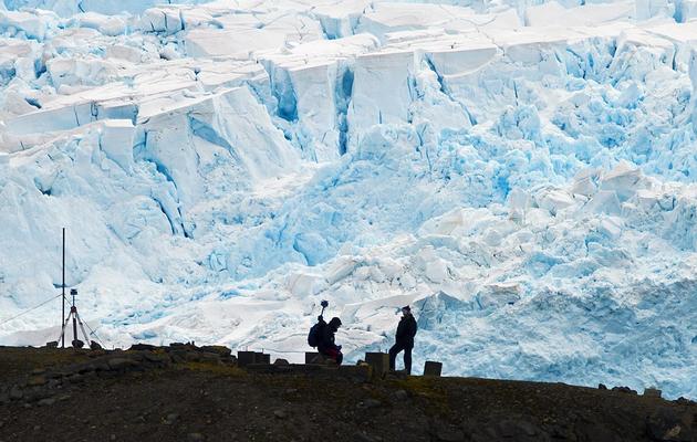 Des scientifiques brésiliens travaillent, non loin de la base du commandant Ferraz, dans le décor majestueux de l'Antarctique, le 10 mars 2014 [Venderlei Almeida / AFP/Archives]