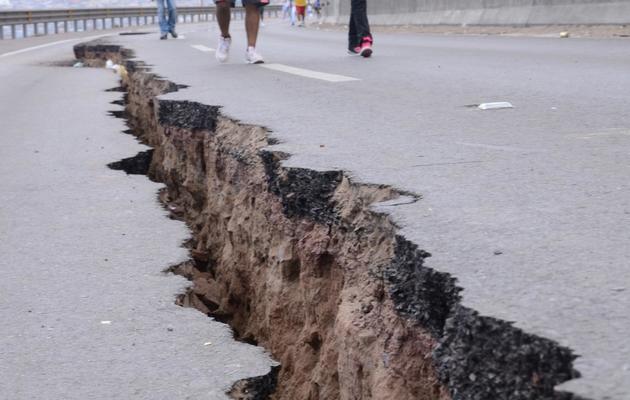 Une route fissurée après le tremblement de terre qui a secoué Iquique, au Chili, le 2 avril 2014 [Aldo Solimano / AFP]
