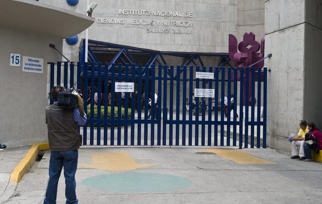 La porte de l'hôpital mexicain où le Prix Noel de littérature colombien Gabriel Garcia Marquez a été hospitalisé pour déshydratation, infection pulmonaire et des voies urinaires. Le 3 avril 2014 [Omar Torres / AFP]