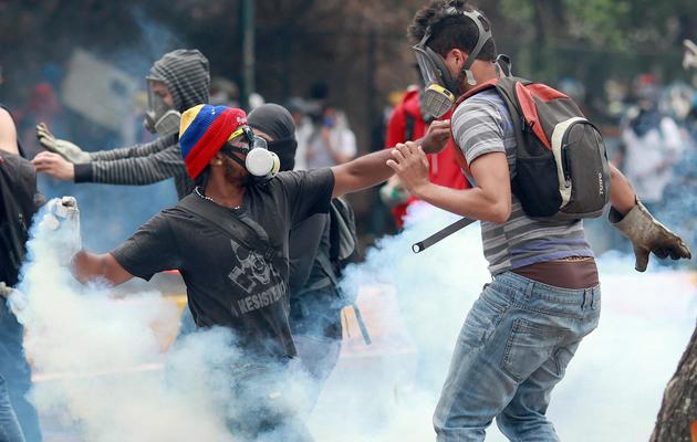 Des étudiants manifestent contre le gouvernement de Nicolas Maduro à Caracas le 3 avril 2014 [Federico Parra / AFP]
