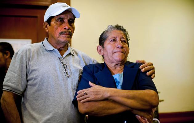 Ricardo Orella et Maria Julia Alvarenga, les parents de Jose Salvador Alvarenga, à San Salvador le 4 avril 2014 [Jose Cabezas / AFP]