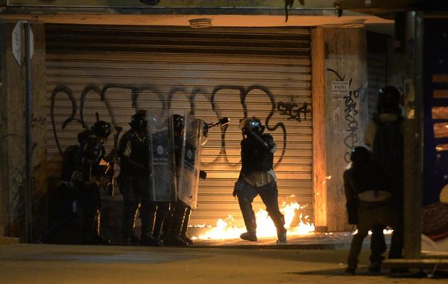 Des policiers vénézuéliens aux prises avec des manifestants, le 7 avril 2014 à Caracas [Juan Barreto / AFP]