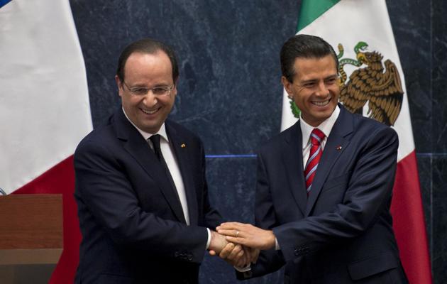 Le président François Hollande (gauche) serre la main du président mexicain Enrique Pena Nieto à Mexico le 10 avril 2014 [Ronaldo Schemidt / AFP]