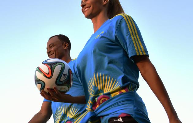 Le capitaine des champions du monde de 2002, Cafu (g) et l'actrice brésilienne Fernanda Lima présentent l'uniforme du Brésil pour la coupe du Monde de football 2014, à Rio de Janeiro le 10 avril 2014 [Vanderlei Almeida / AFP]