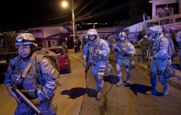 Arrivée de soldats le 13 avril 2014 à Valparaiso en proie à un gigantesque incendie [Martin Bernetti / AFP]