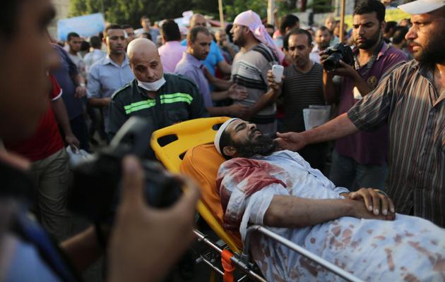 Un blessé sur une civière acheminé vers un hôpital après une nuit de violences meurtrières, le 8 juillet 2013 au Caire   [ / AFP]