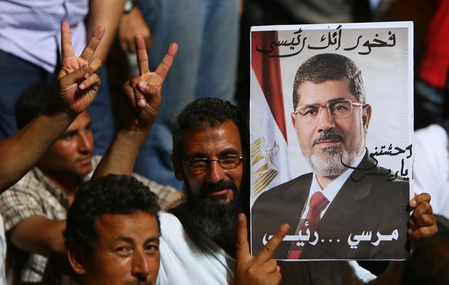 Des partisans du président égyptien déchu Mohamed Morsi manifestent devant la mosquée Rabaa al-Adawiya, le 10 juillet 2013 au Caire [Marwan Naamani / AFP]