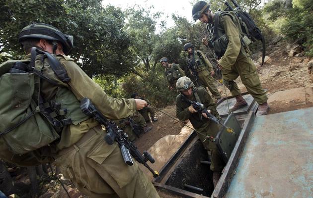 Des soldats israëliens effectuent un exercice simulant une mission de combat contre le Hezbollah libanais, dans la base d'Elyakim, dans le nord d'Israël, le 11 juillet 2013 [Jack Guez / AFP/Archives]