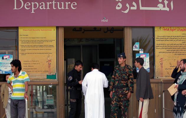 Des personnes présentent leurs papiers à l'aéroport international de Sanaa, le 6 août 2013, après que les Etats-Unis ont appelé leurs ressortissants à quitter le Yémen à cause de risques d'attentats [Mohammed Huwais / AFP/Archives]