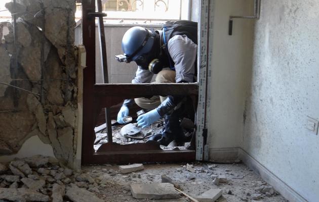 Un expert de l'ONU collecte le 29 août 2013 des échantillons sur les lieux de l'attaque aux armes chimiques, à proximité de Damas, en Syrie [Ammar al-Arbini / AFP/Archives]