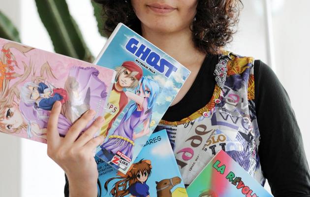 Fella Matougui, auteure algérienne, montre quelques-uns de ses mangas, le 18 septembre 2013 à Alger [Farouk Batiche / AFP]