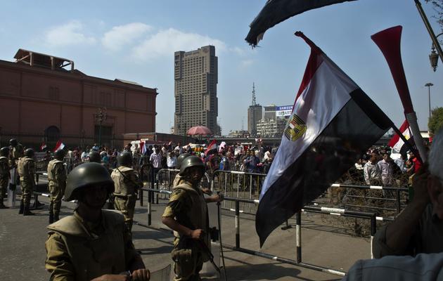 Des soldats égyptiens devant le musée de la place Tahrir au Caire [Khaled Desouki / AFP]