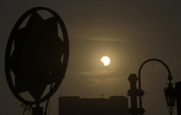 L'éclipse solaire vue du Caire, en Egypte [Khaled Desouki / AFP]