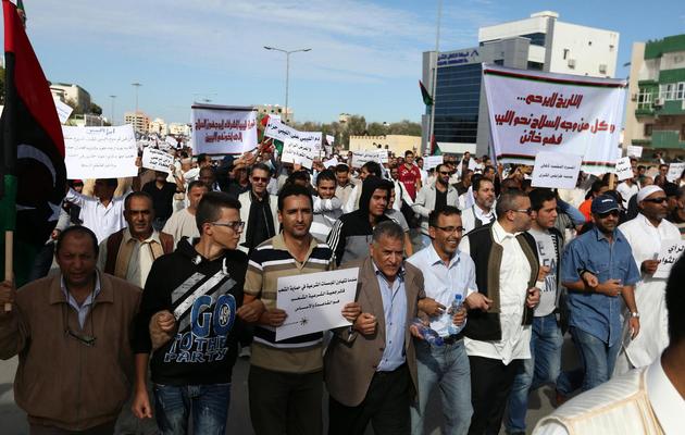 Des manifestants protestent contre la présence de milices à Tripoli, le 15 novembre 2013 [Mahmud Turkia / AFP]