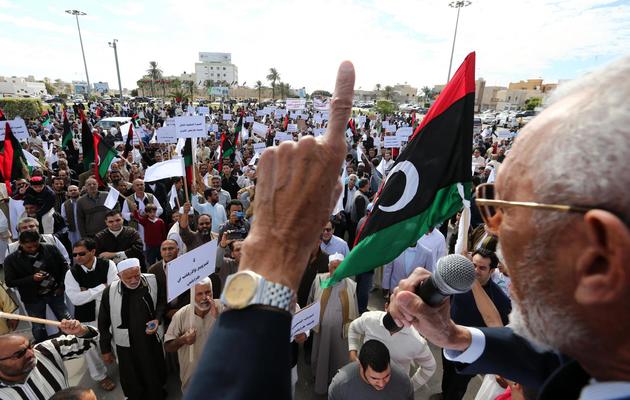 Des manifestants rassemblés pour réclamer le départ d'ex-rebelles de leur quartier général à Tripoli, le 15 novembre 2013 [Mahmud Turkia / AFP]