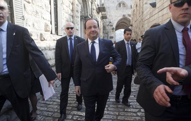 François Hollande marche dans la Vieille Ville de Jérusalem, le 18 novembre 2013 [Heidi Levine / Pool/AFP]