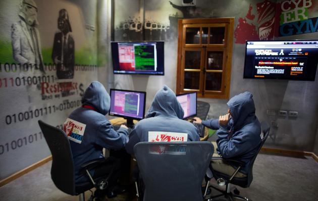 Trois hackers travaillent devant leur ordinateur dans le centre "cyber-gym" où ils testent la capacité d'employés israéliens à repousser des cyber-attaques, le 30 octobre 2013 près d'Hedera [Menahem Kahana / AFP]
